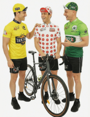 groupe déguisé en cyclistes